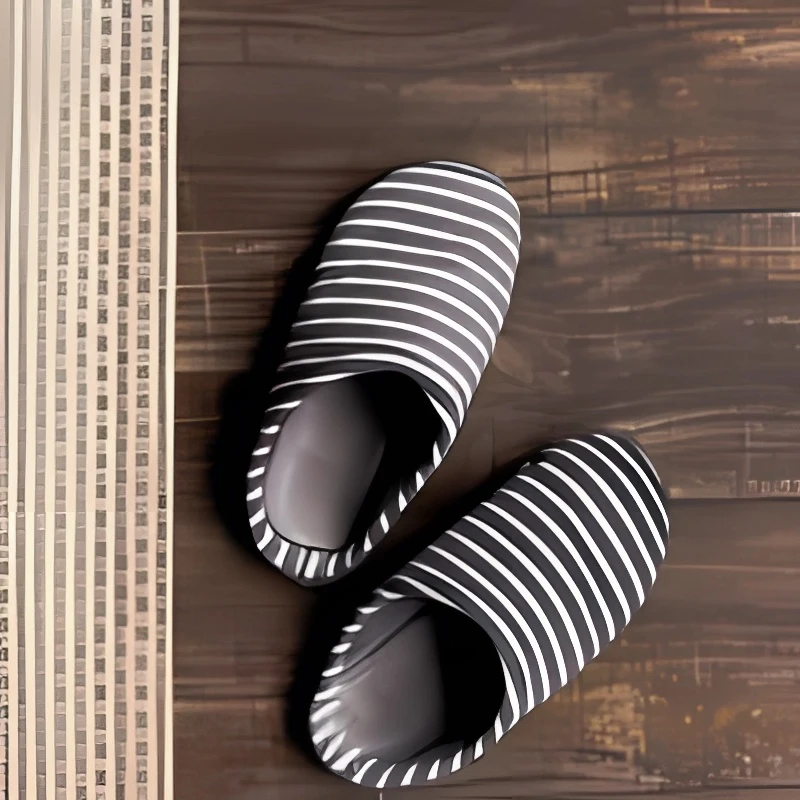 Dép mềm mại mang trong nhà sọc trắng đen