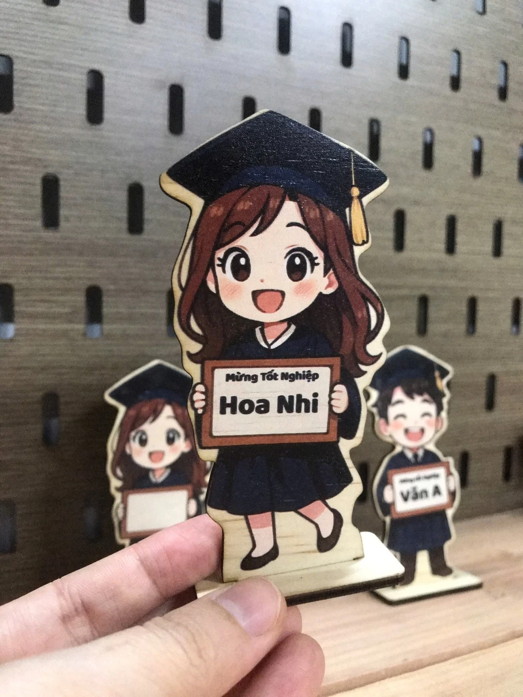 Quà Lưu Niệm In Tên Theo Yêu Cầu, Quà Lưu Niệm Tốt Nghiệp Tặng Học Sinh, Hình Chibi